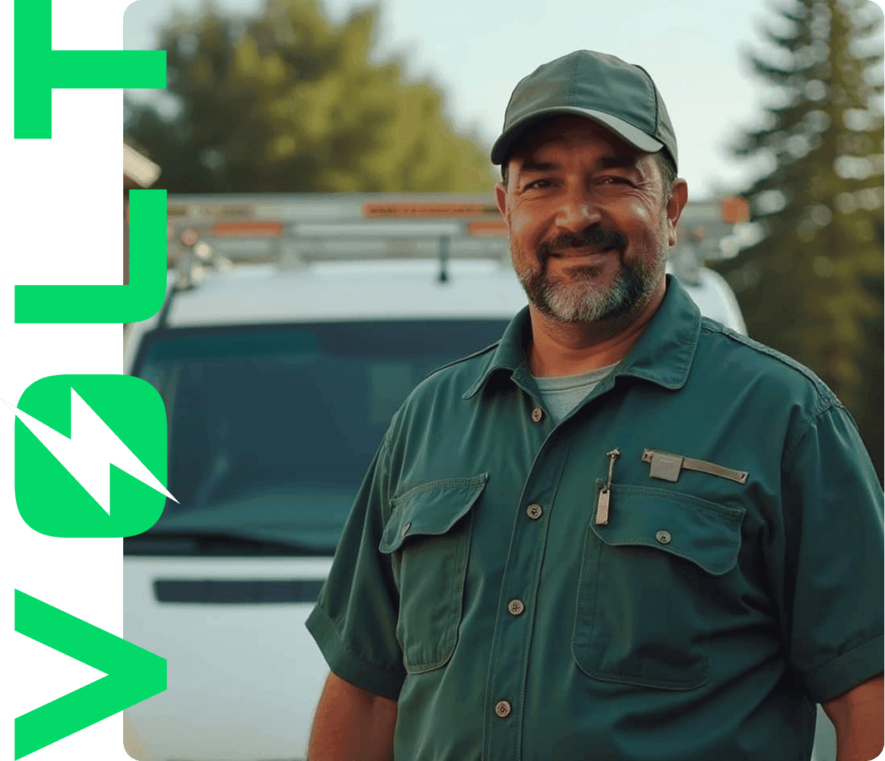 Électricien Volt Québec portant une chemise avec le logo VOLT