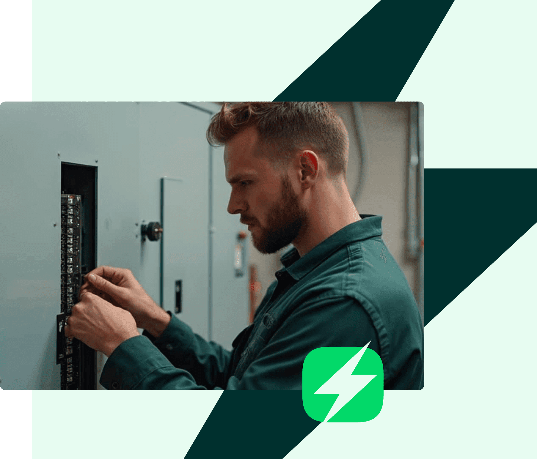 Électricien de Volt Québec travaillant sur un panneau électrique