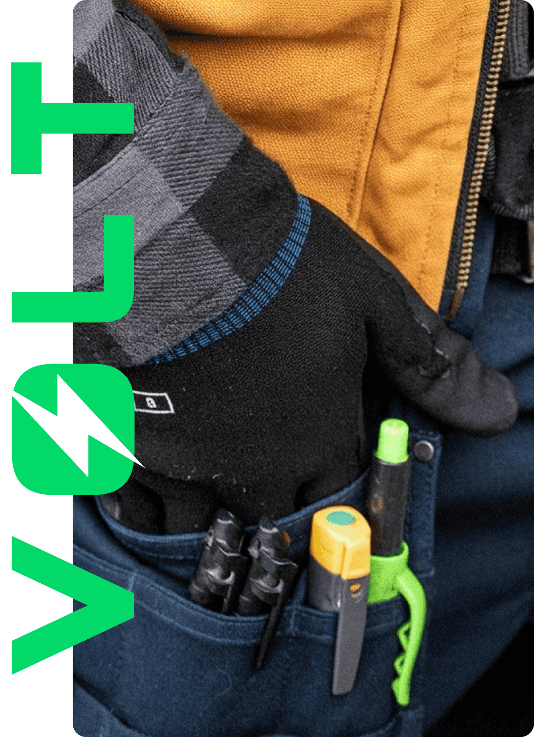 Main d’électricien avec ceinture d’outils