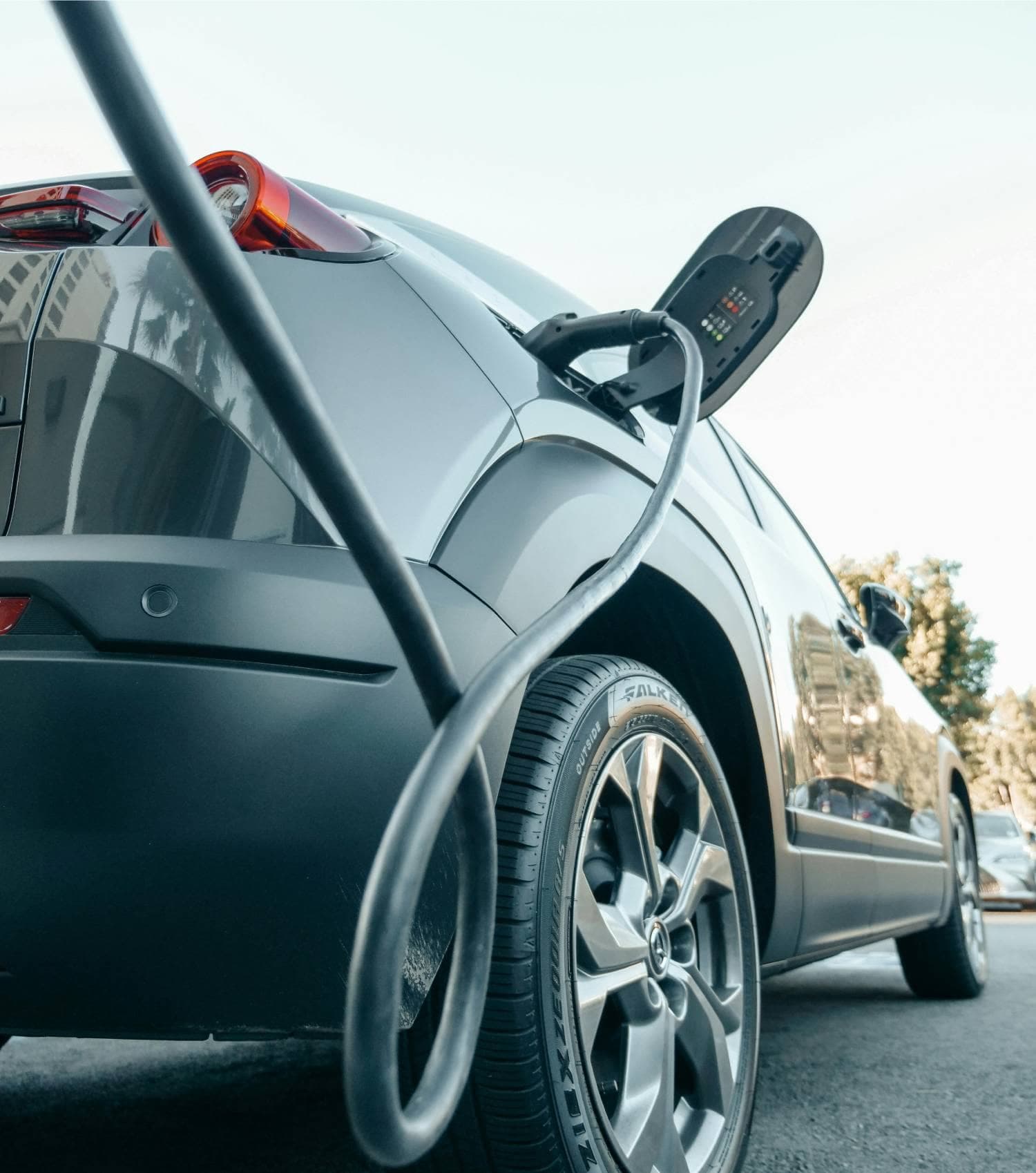 Voiture électrique branchée à sa borne de recharge