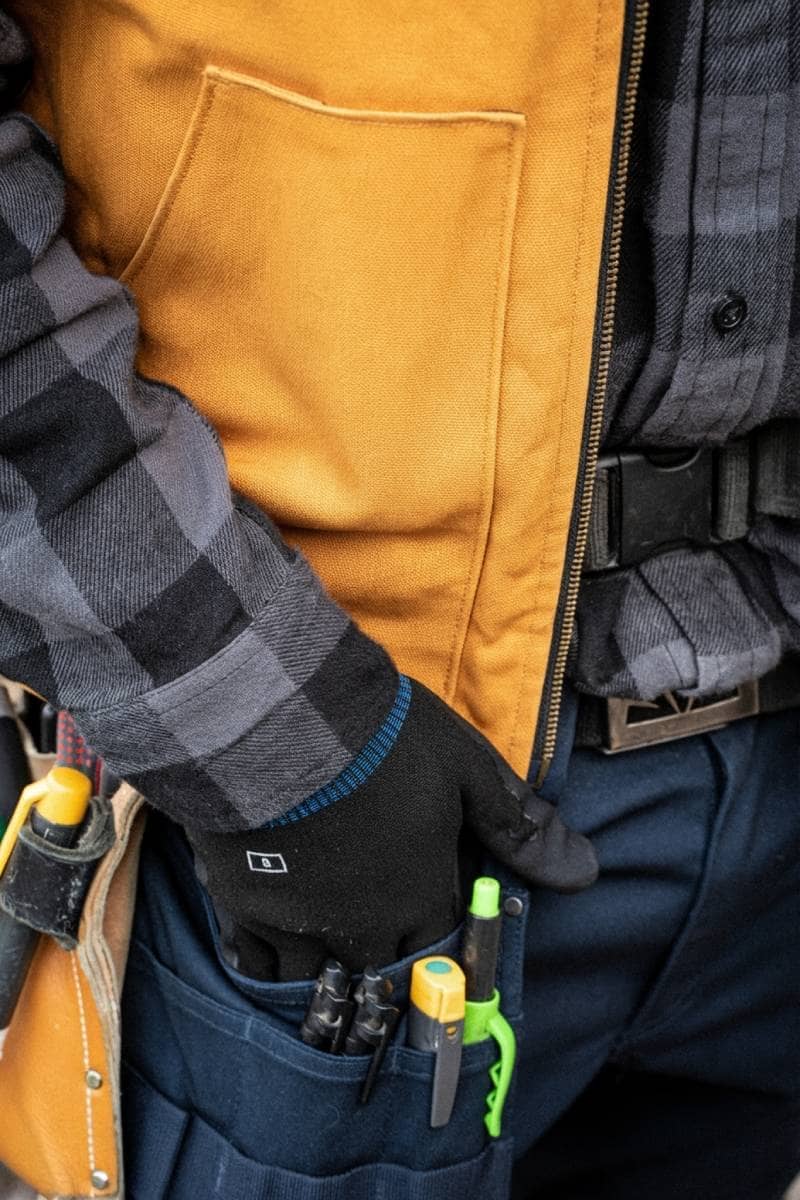Main d’électricien avec ceinture d’outils Main d’électricien avec ceinture d’outils